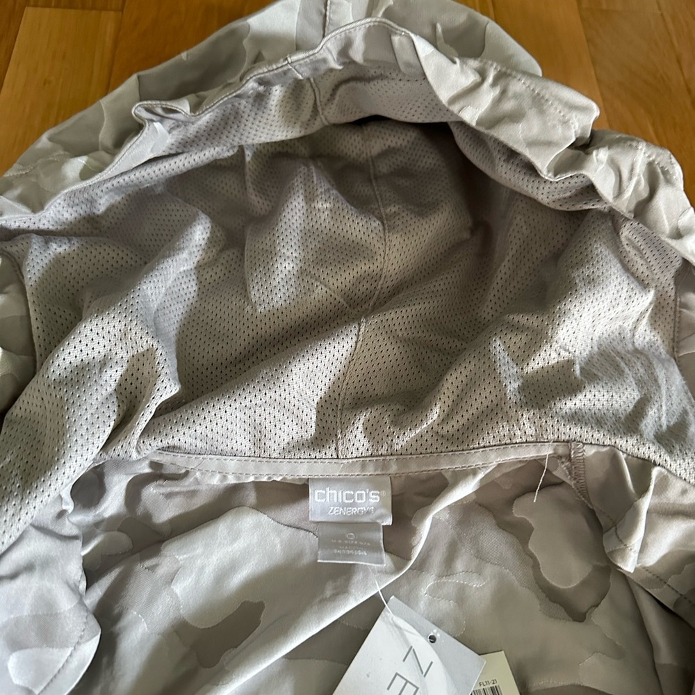 Chico’s Zenergy camo embossed anorak jacket grey size 0 = 4/6. NWT - Picture 2 of 8